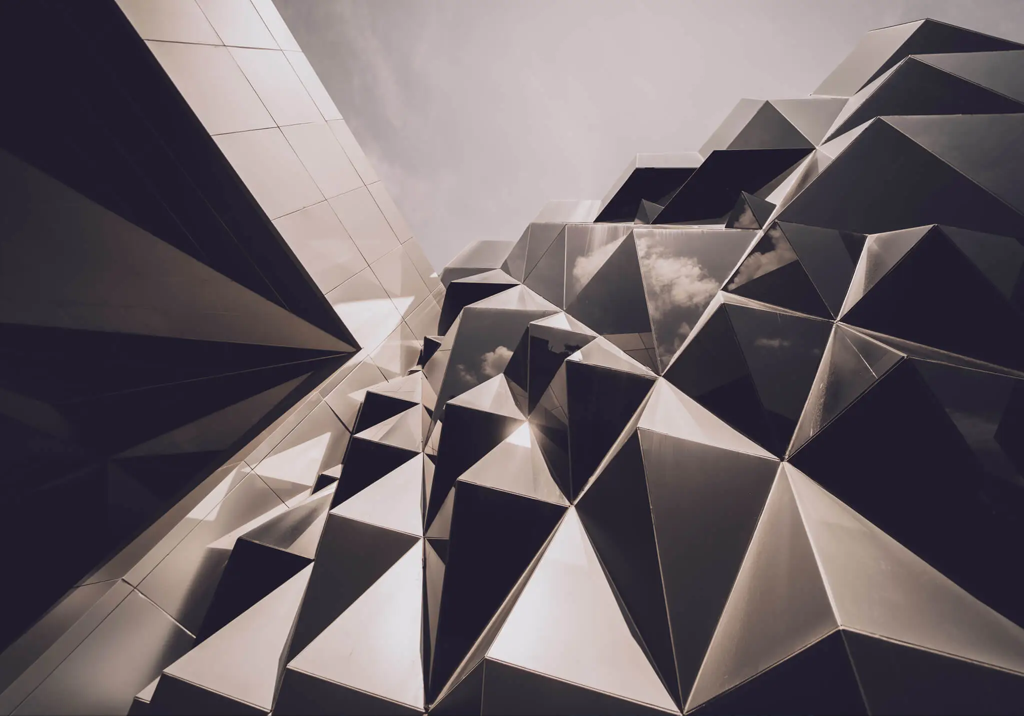 Abstrakte geometrische Dreieckstruktur symbolisiert innovatives Executive Search bei Heinrich & Coll.