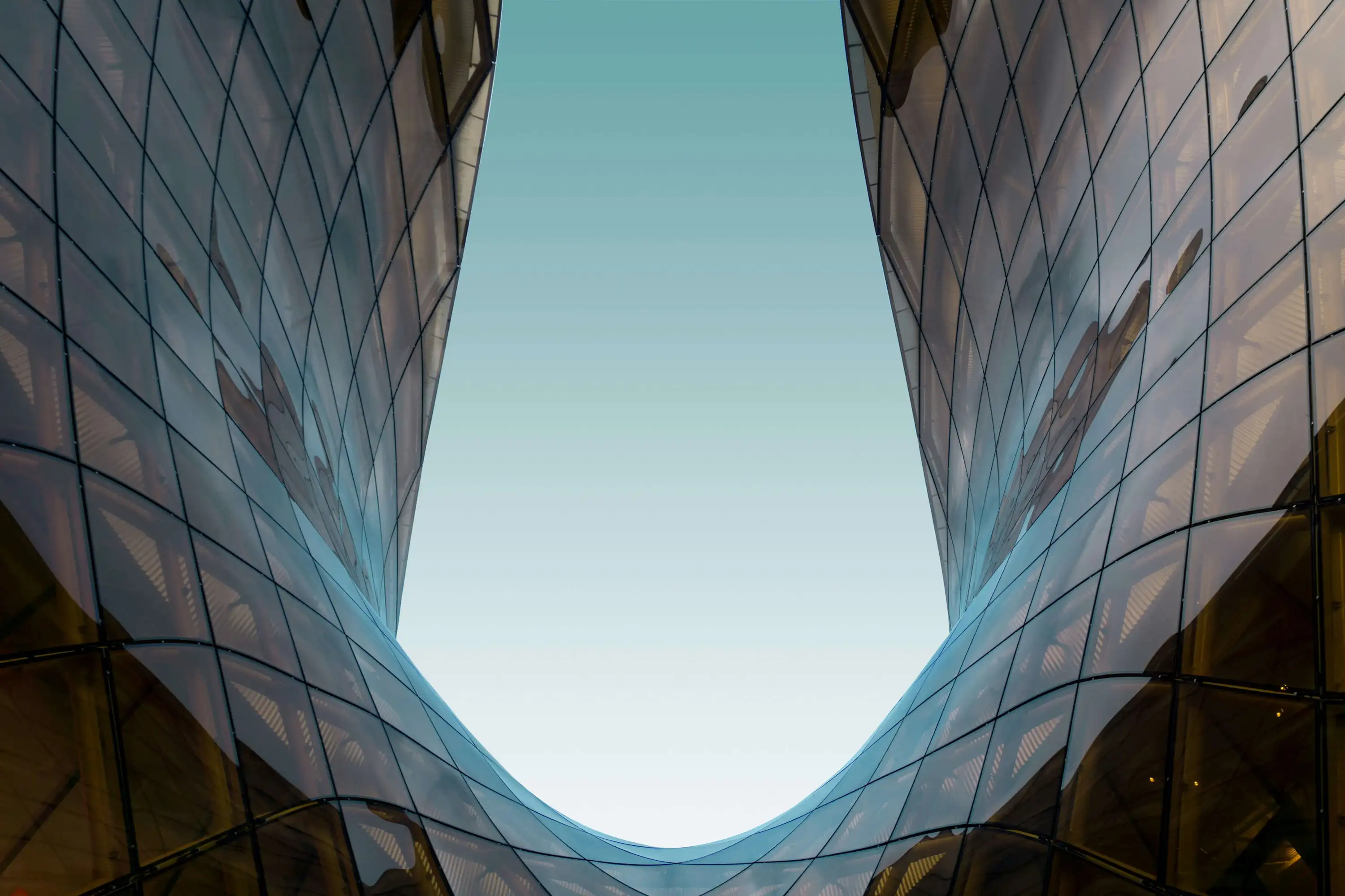 Gebäude mit geschwungener Glasfassade steht für Transparenz bei Heinrich & Coll.